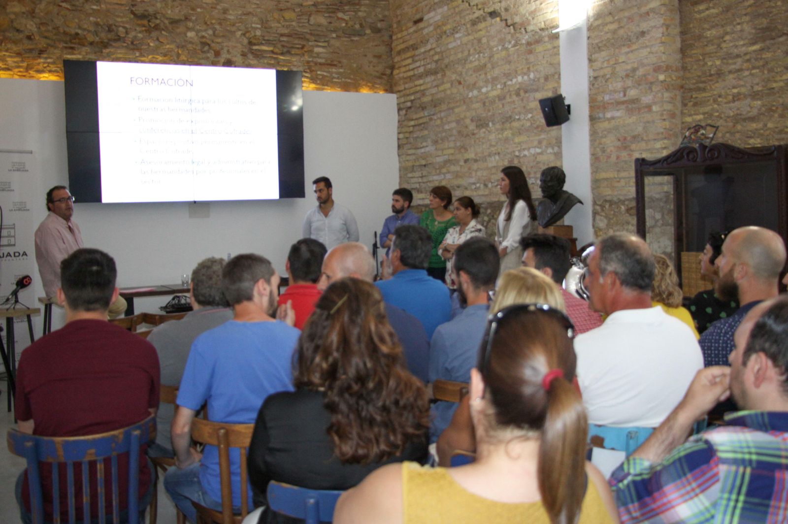 Acto celebrado en la noche del lunes en el local La Embajada para presentar la candidatura de Antonio González.