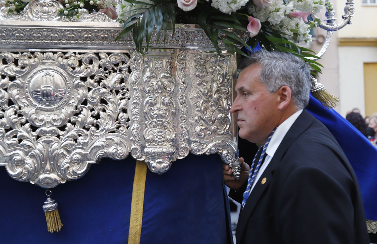 La Hermandad de la Sagrada Lanzada hace su estación de penitencia por las calles de Huelva