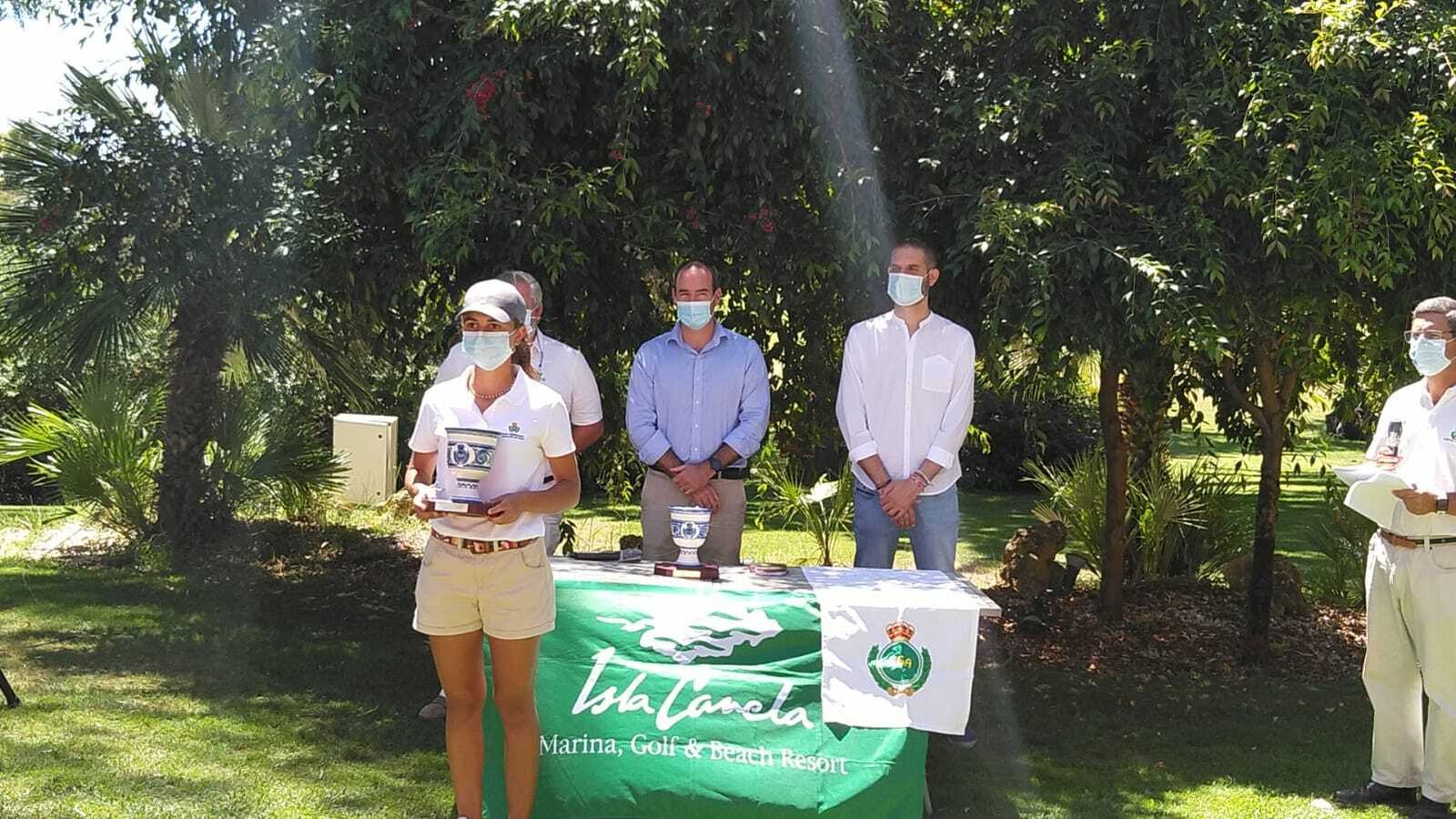 La portuense Violeta Fernández-Tagle recibe su trofeo como campeona.