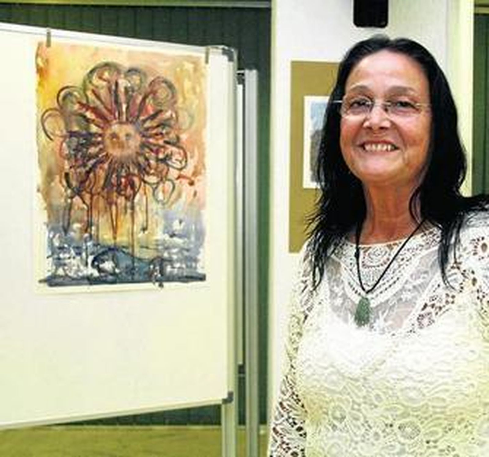 Loli Lucas junto a una de las obras que expone.