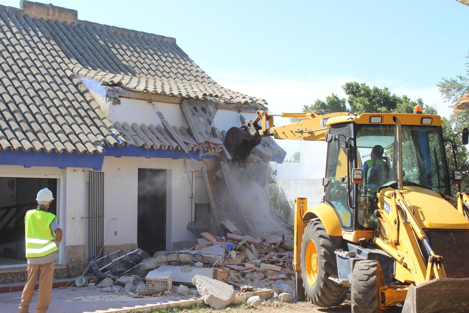En unos pocos minutos la retroexcavadora convirtió en escombros el porche de entrada de esta vivienda situada en el Carril del Pino del Palmar.