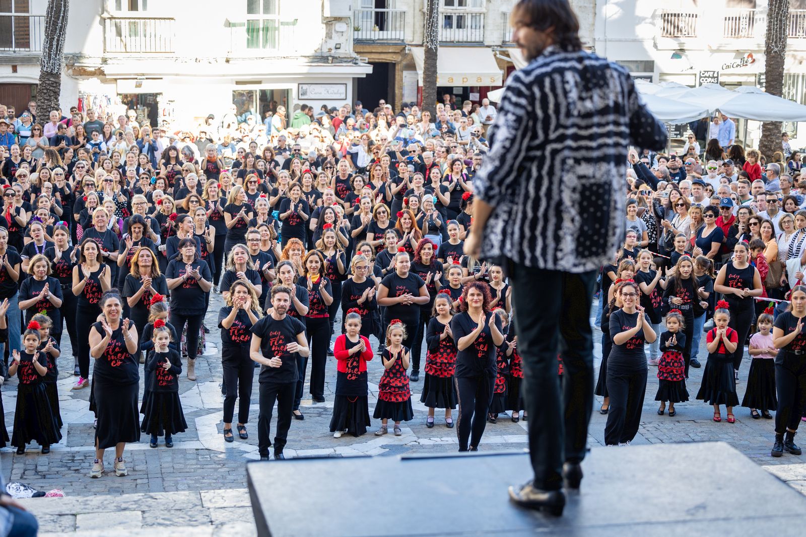 Imágenes del 'flashmob' por el Día del Flamenco en Cádiz