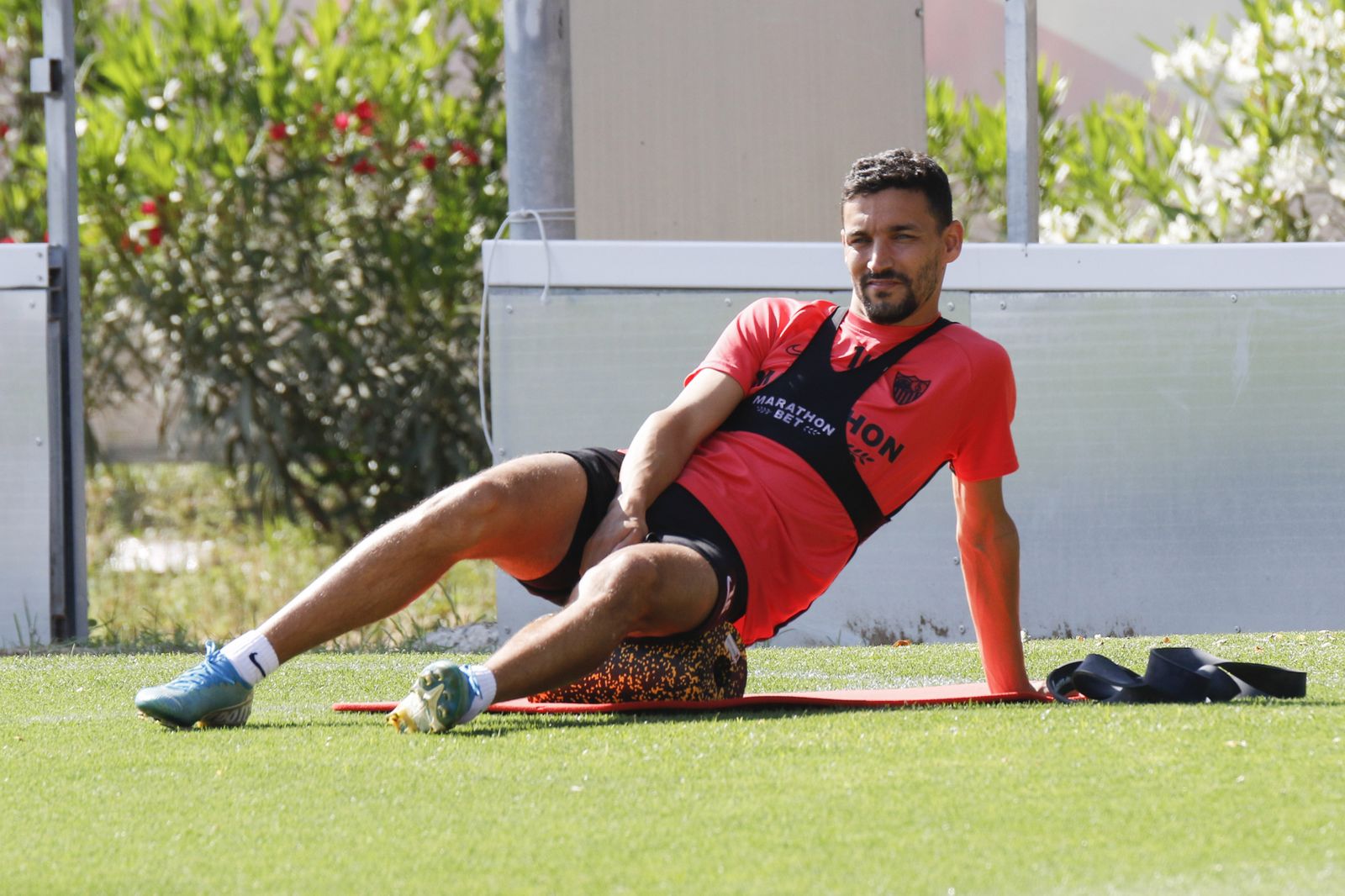 Jesús Navas hace un descanso en una sesión de trabajo preventivo.