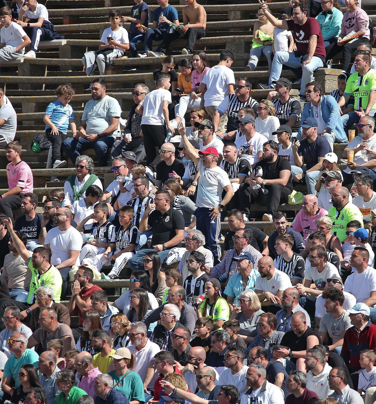 Fotos de la afición durante el Balona - Badajoz en el estadio municipal de La Línea