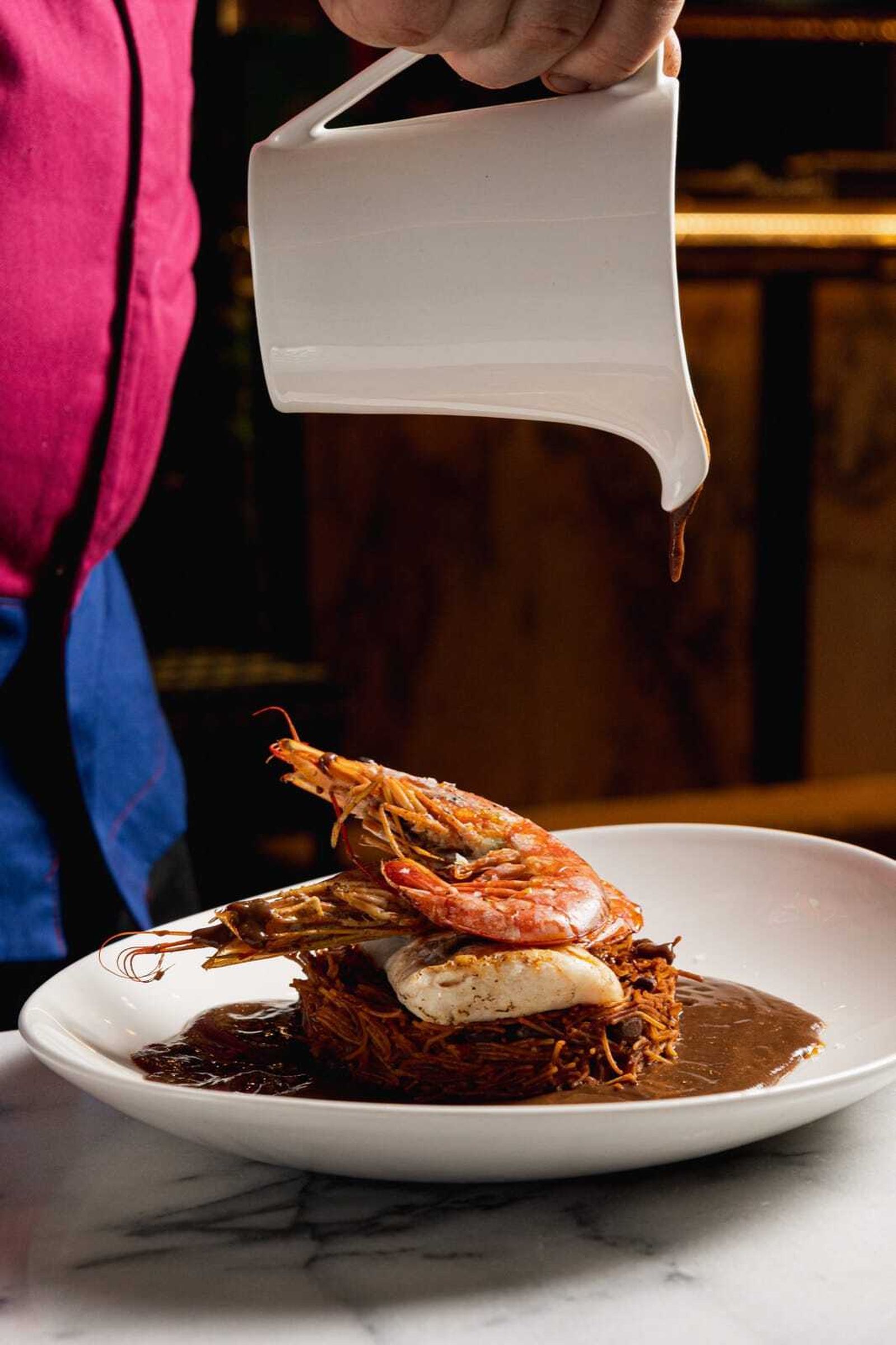 Fideos secos con merluza braseada y langostinos.