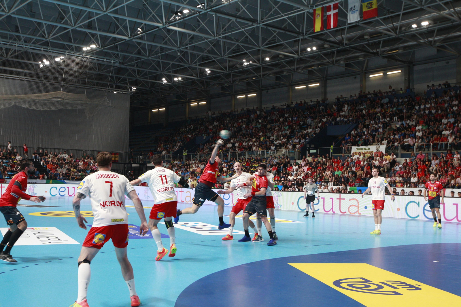Imágenes del España-Dinamarca de la EHF Euro Cup de balonmano, en Almería