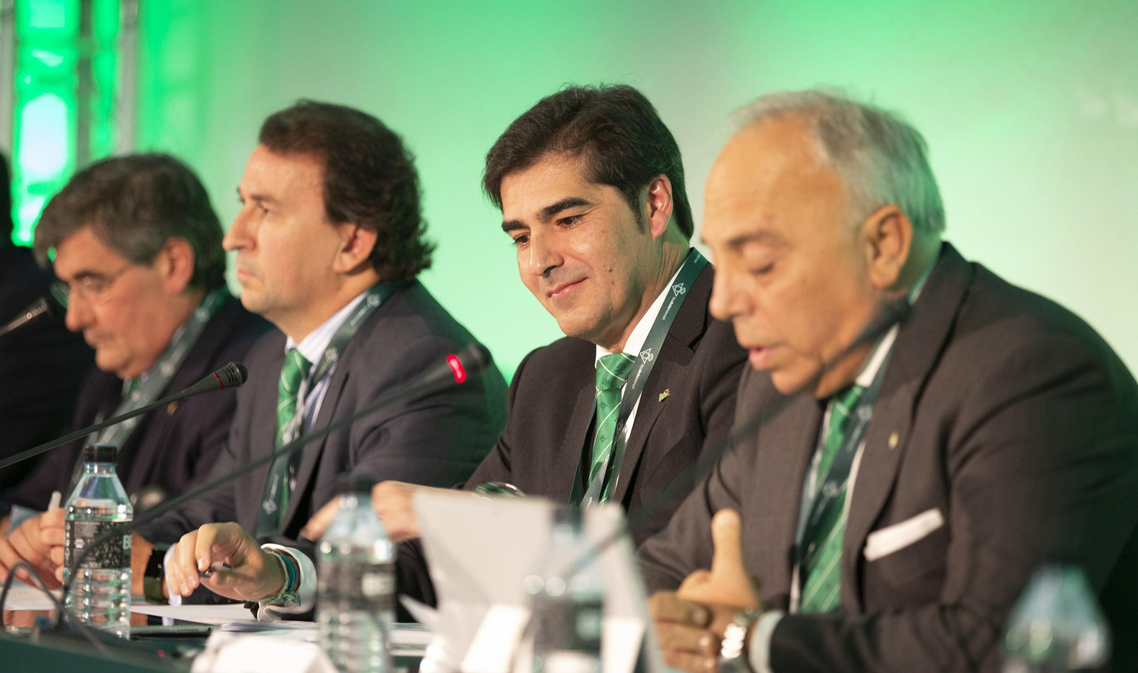El presidente del Betis, Ángel Haro, junto a otros consejeros en la última junta de accionistas.