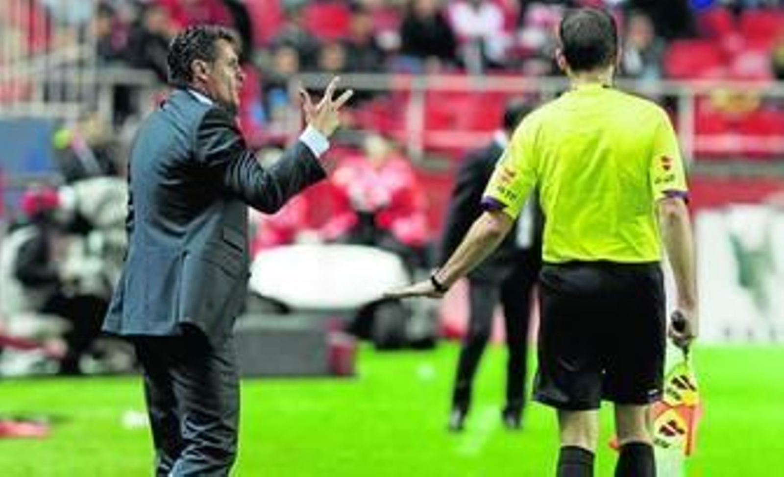 El auxiliar de Clos Gómez le pide calma a Míchel durante el partido del domingo ante el Levante.