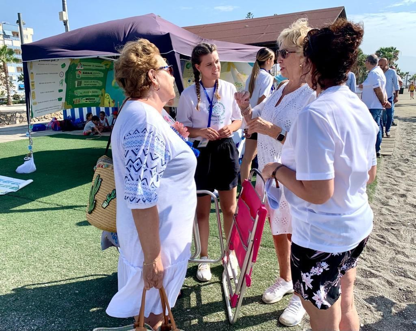 Campaña de sensibilización ambiental llamada '¿Eres un ciudadano Re?' en Torre del Mar