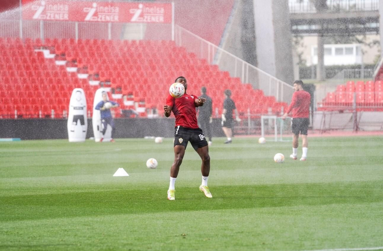 Akieme controla el balón en el entrenamiento.