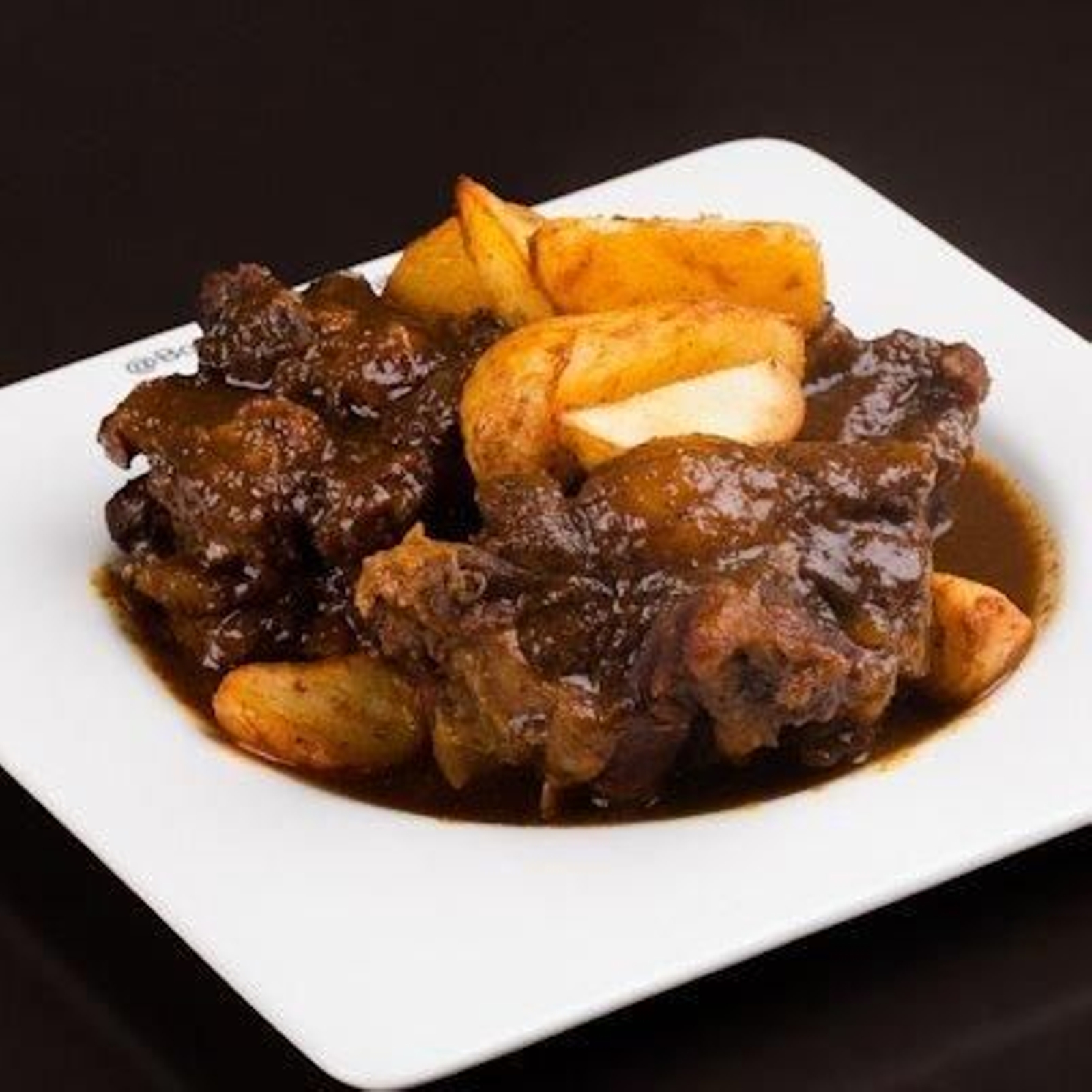 En Bodegas Mezquitas resulta un lujo degustar su rabo de toro en pleno corazón de la Córdoba más monumental