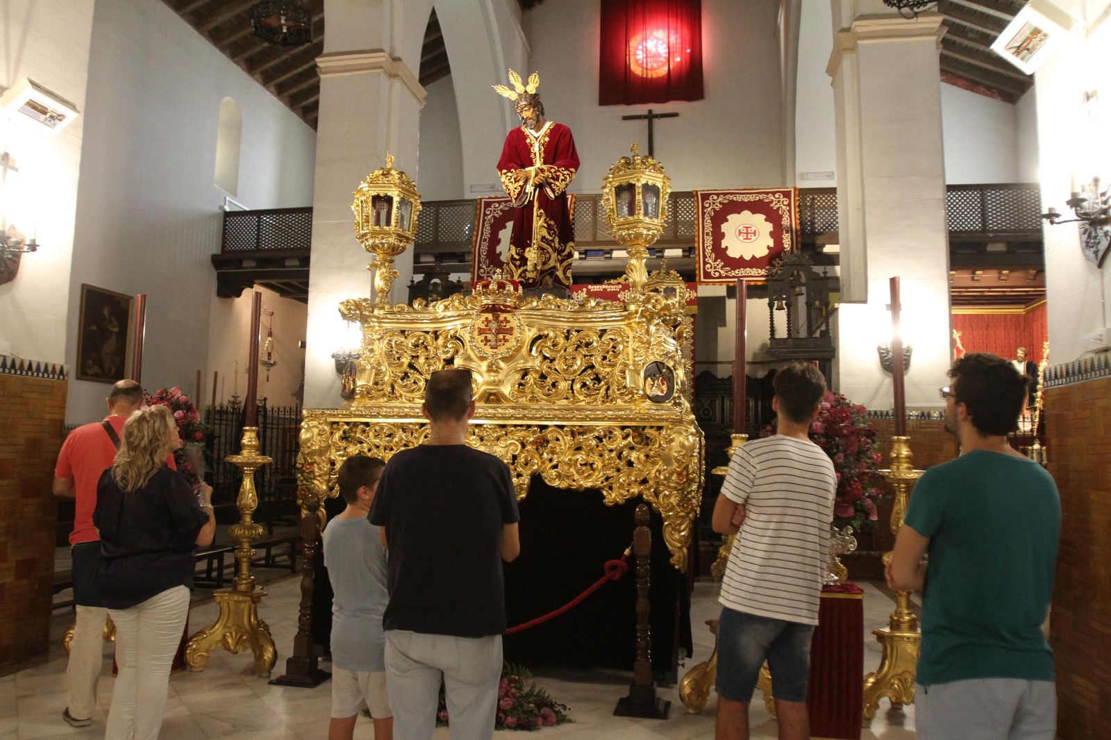 Numerosos devotos y hermanos se acercaron ayer hasta la parroquia mayor de San Pedro para ver al Señor de Pasión, que presidía la nave central
