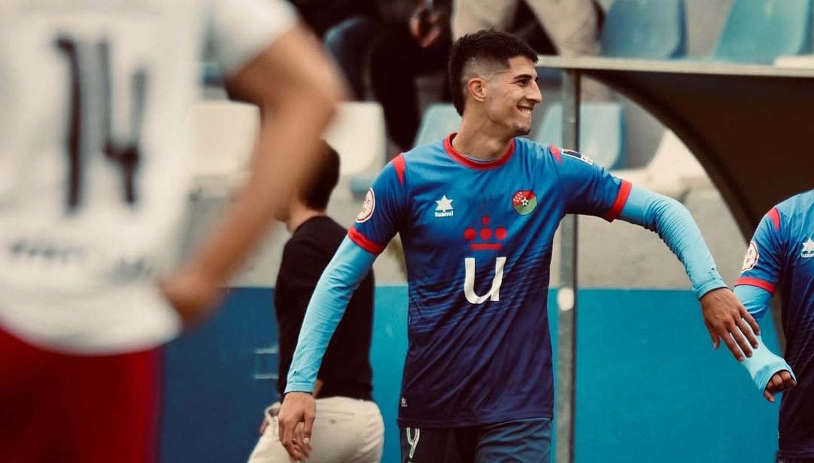 Víctor Sánchez celebra un gol con el Móstoles.