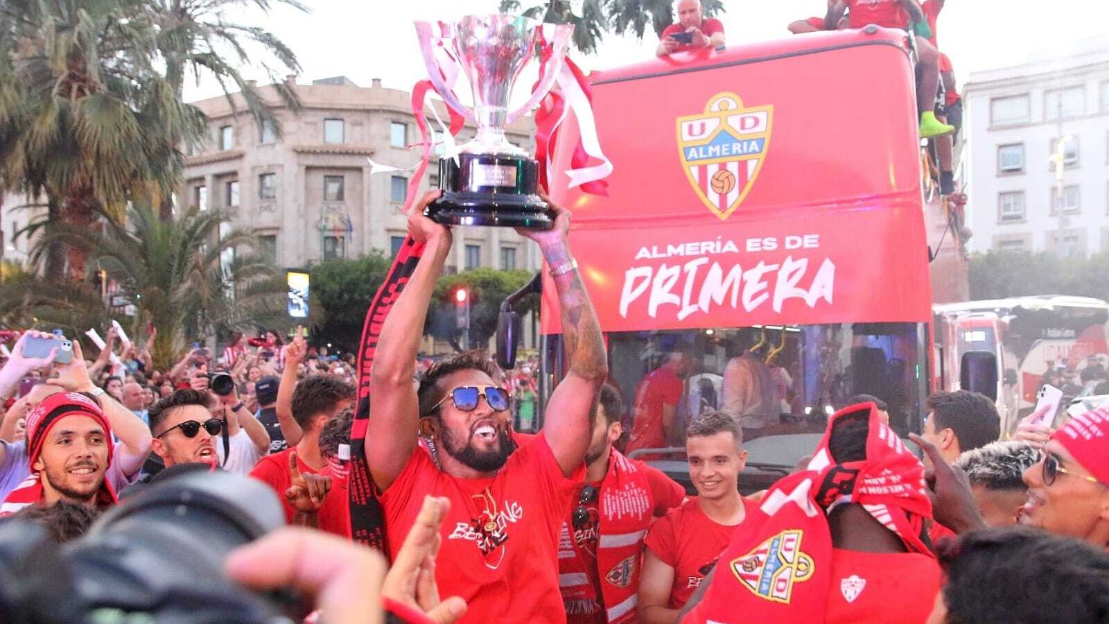 Sousa muestra el trofeo de campeones.