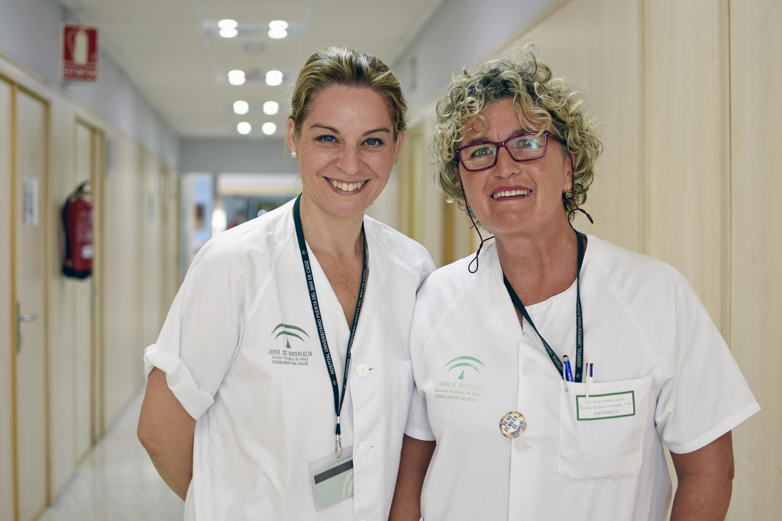 Teresa Muñoz Lucero (derecha) junto a Toñi Cobo en el Hospital de Día Oncológico del Puerta del Mar.