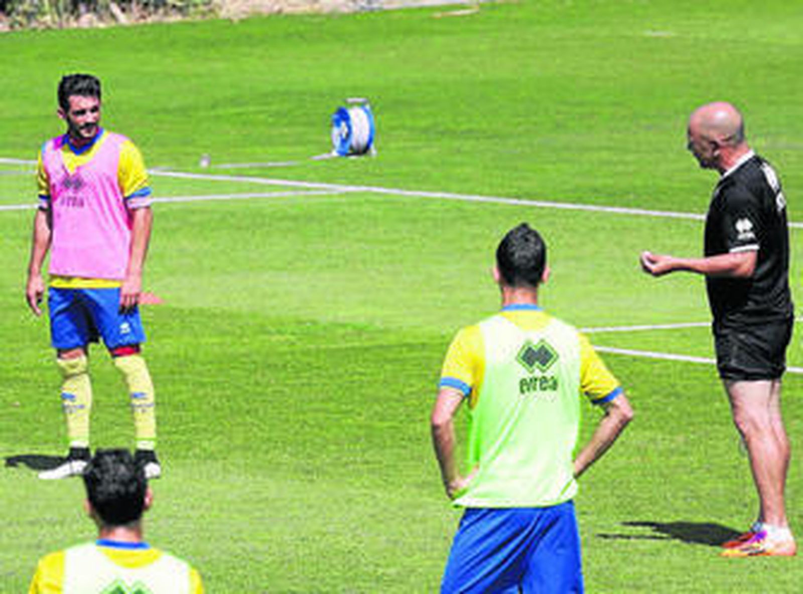 Óscar Rubio (i), atento a una indicación de Claudio durante el entrenamiento del pasado miércoles.