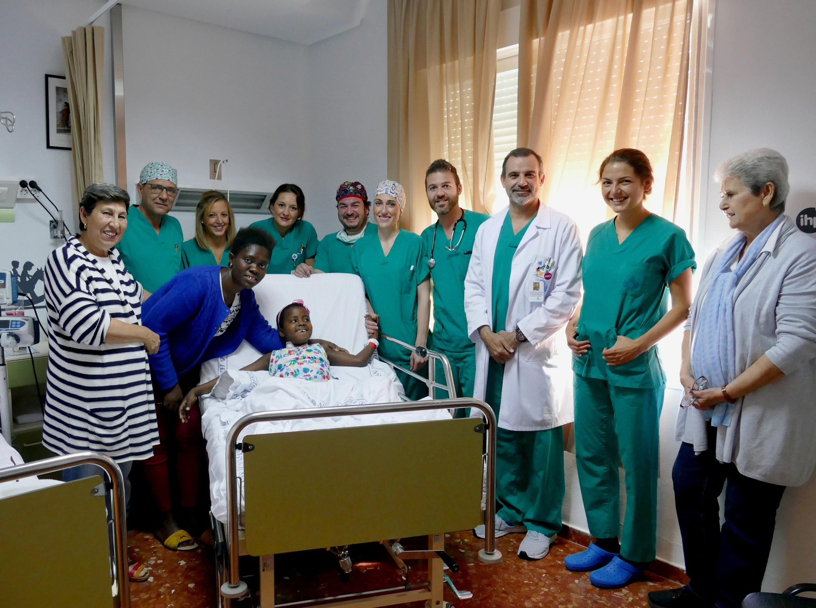 El equipo médico y la familia de Pilar.