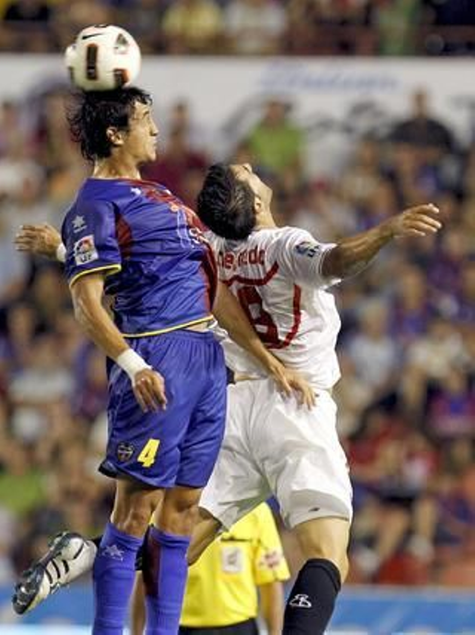 Negredo peina una pelota.

Foto: AFP / Reuters / EFE