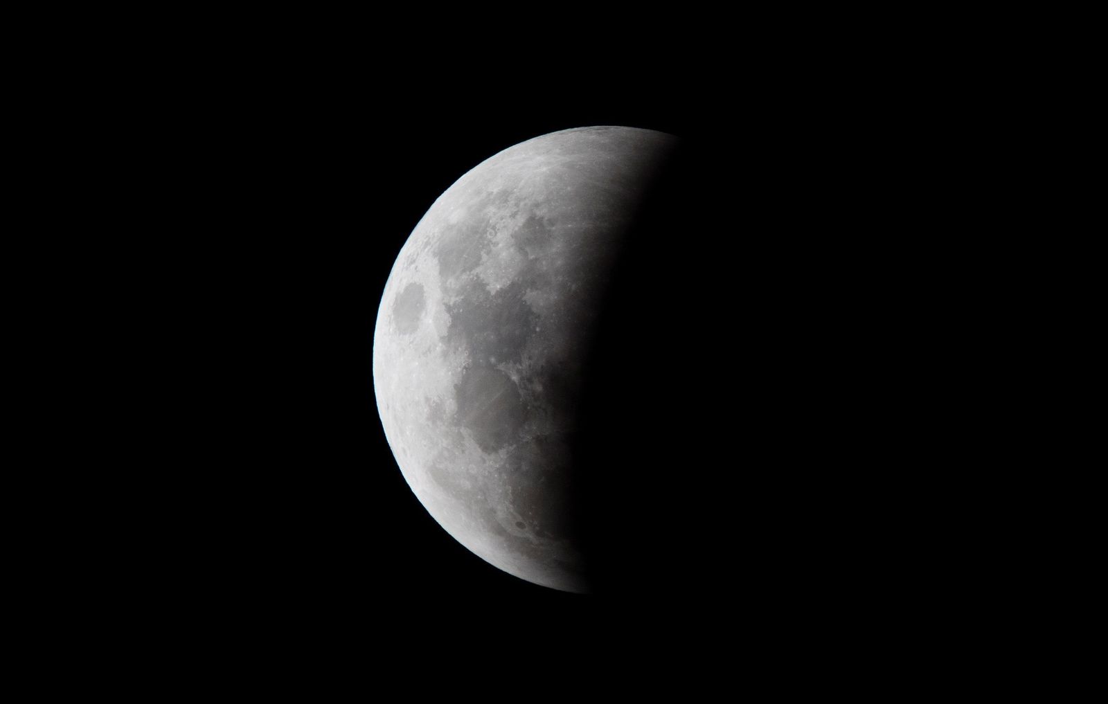 Vista de la luna durante el primer eclipse total del año este domingo en ciudad de Santo Domingo (República Dominicana).