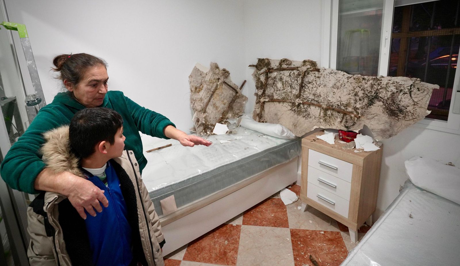 Cae el techo de una vivienda de la barriada de La Asunción en Jerez, el pasado 15 de enero.