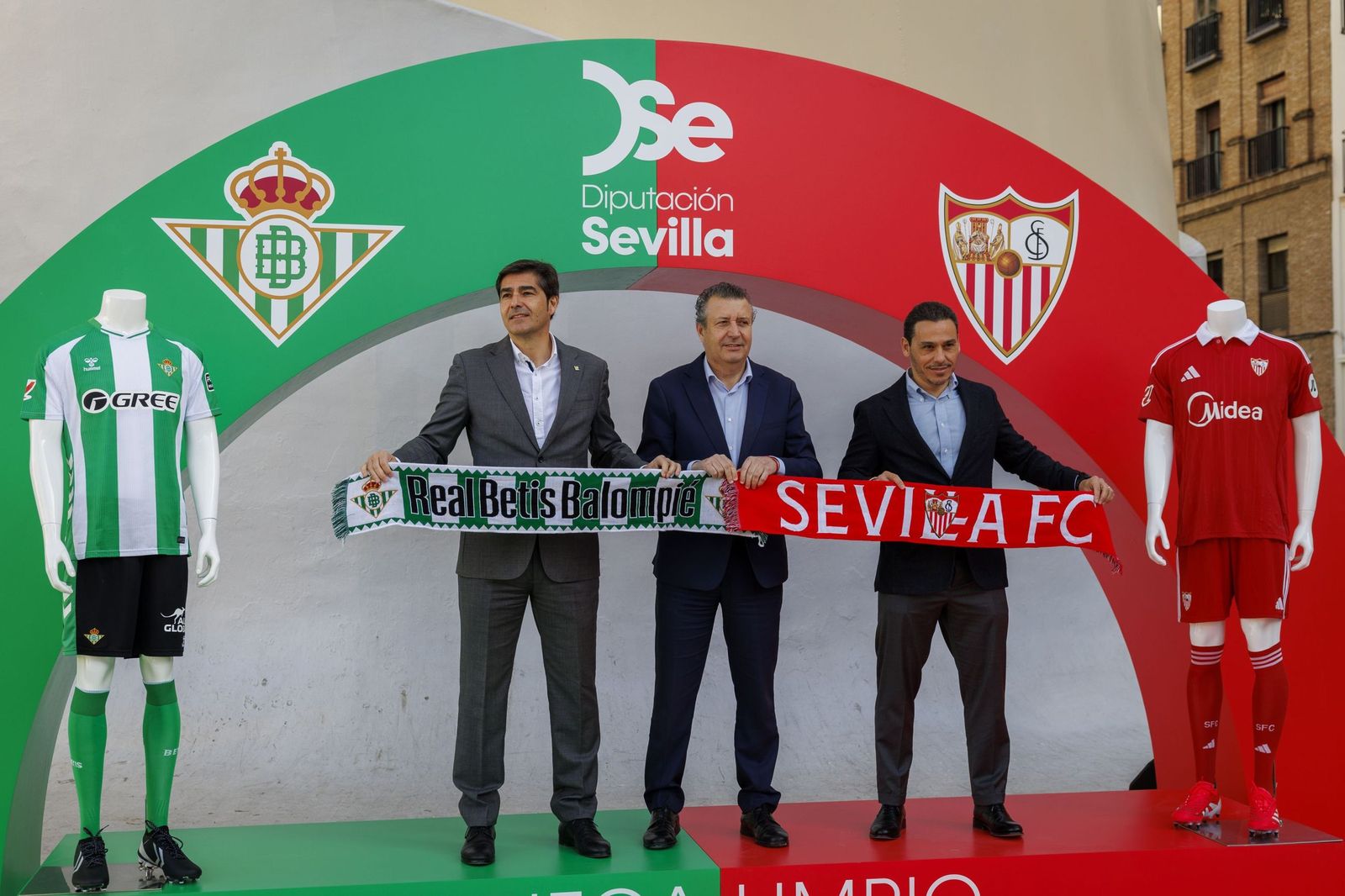 Los presidentes de Betis y Sevilla, Ángel Haro y José María del Nido Carrasco, posan con el presidente de la Diputación, Javier Fernández, en el segundo encuentro organizado por las autoridades políticas.