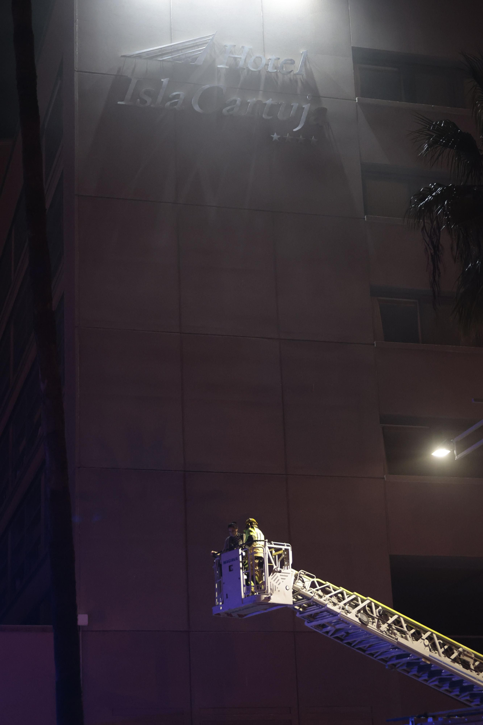 Las imágenes del incendio en el Hotel Isla de la Cartuja