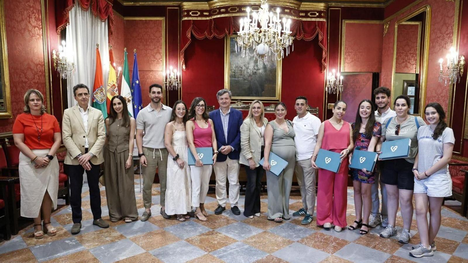 El Ayuntamiento de Granada entrega las llaves a los propietarios de las 85 viviendas protegidas del Residencial Ataurique.