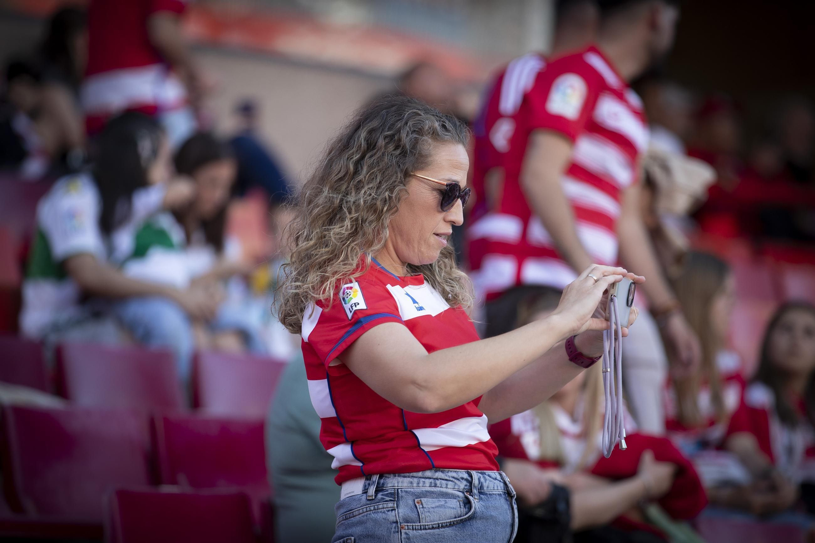 Encuéntrate en la grada de Los Cármenes en el partido del Granada CF-Elche