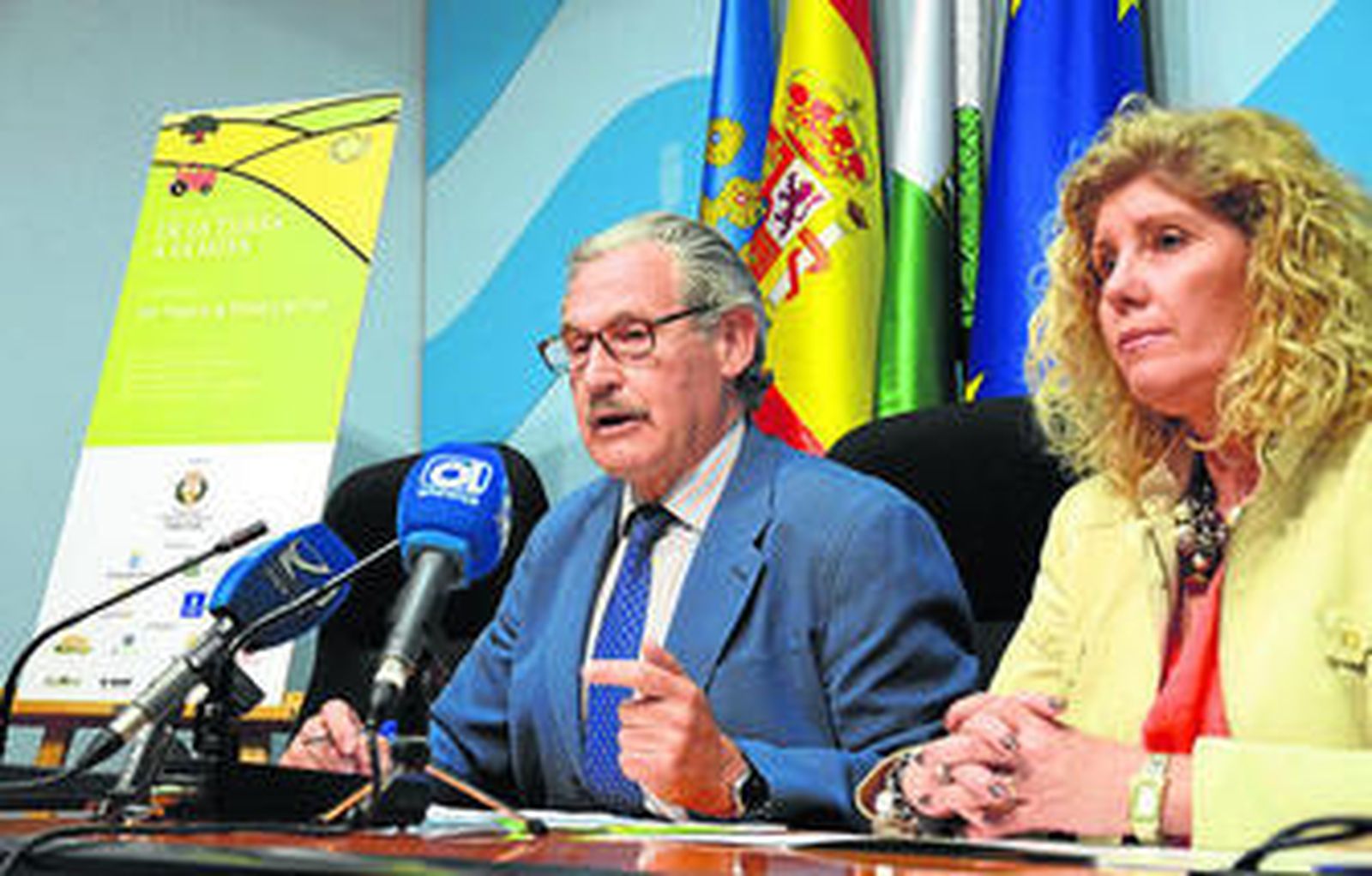 Francisco Cáliz y Manuela Aguilera, ayer en la rueda de prensa de presentación de las jornadas.