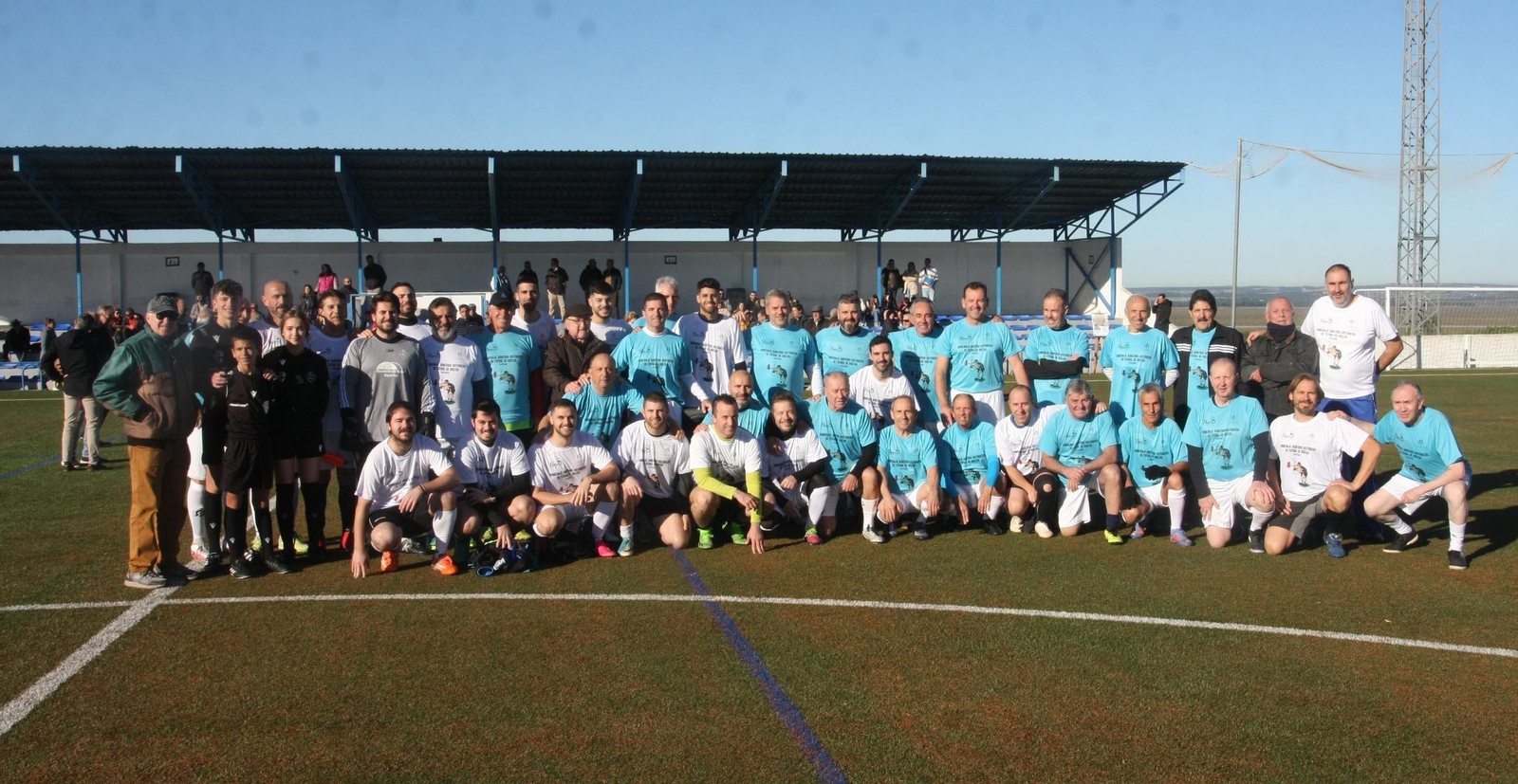 Imágenes del partido homenaje a los árbitros históricos de fútbol de Huelva