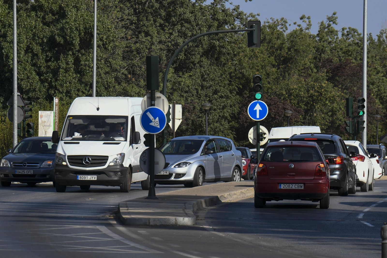 Tráfico de vehículos en una calle de Granada capital