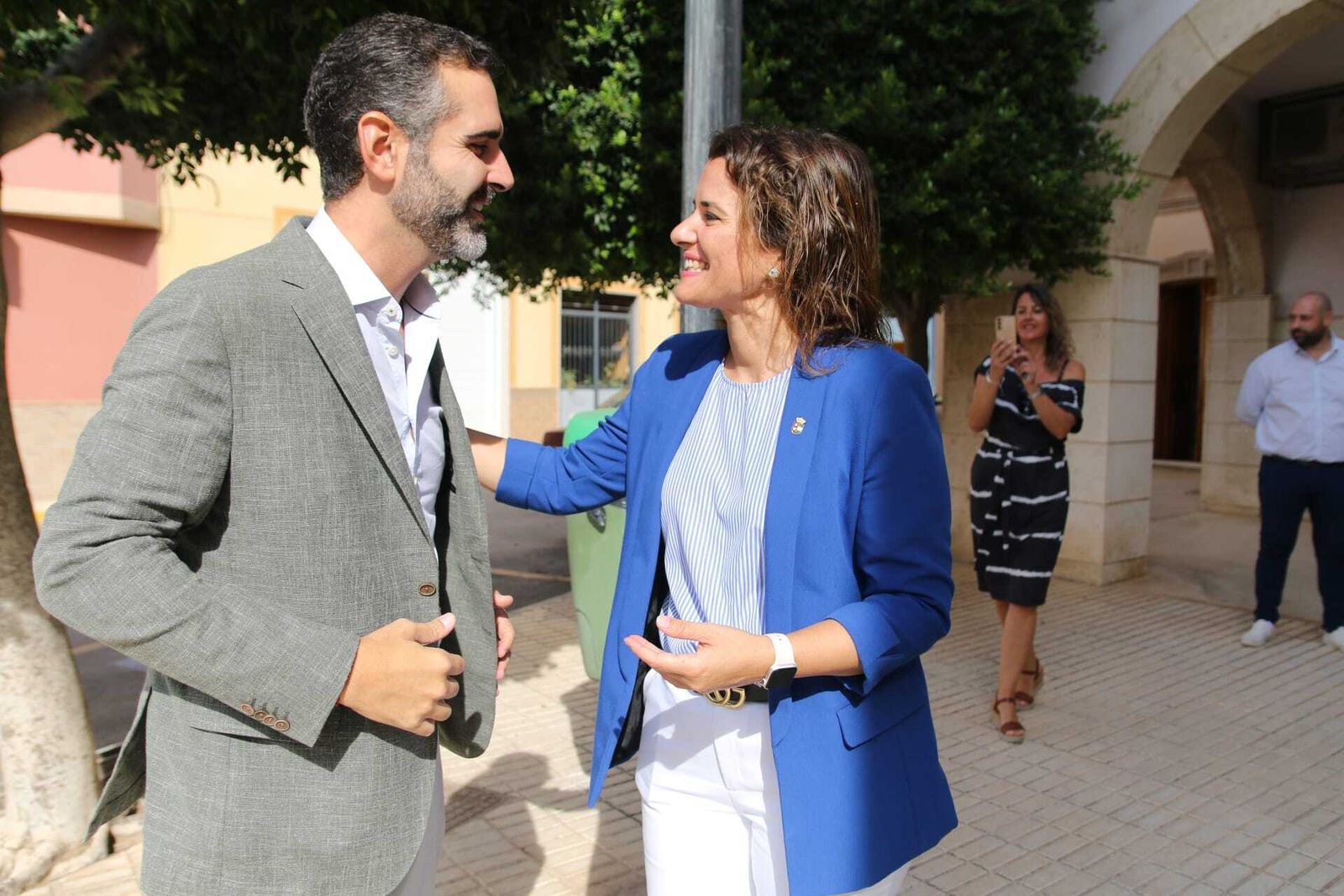 Fernández-Pacheco y Noelia Damián durante su encuentro en Benahadux.