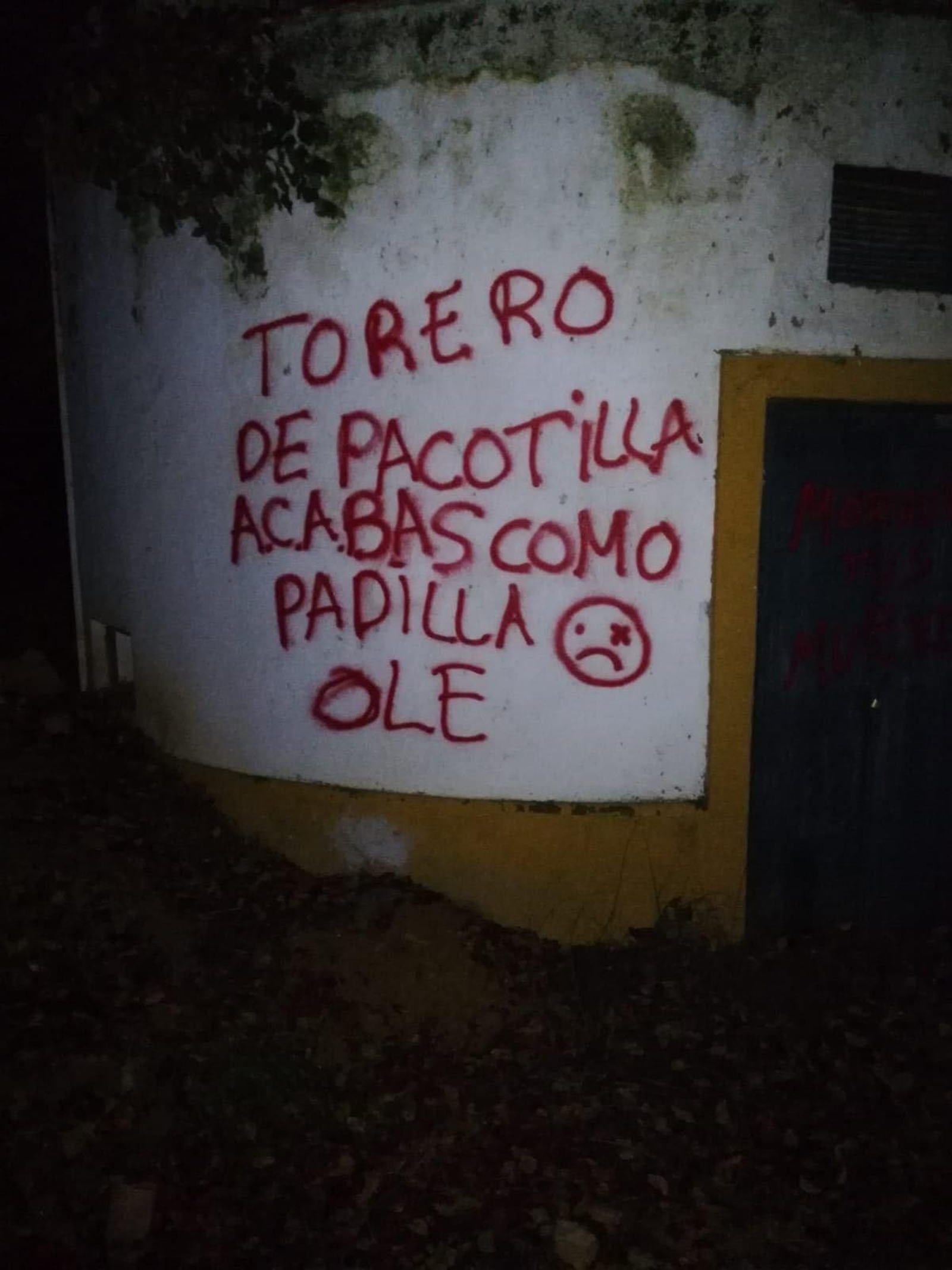 Pintadas de amenaza en la casa de Morante de la Puebla.