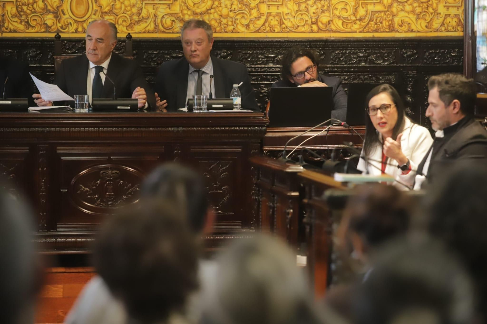 Rocío Arrabal toma la palabra mientras Landaluce, desde la presidencia del Pleno, repasa documentos sin levantar la vista.