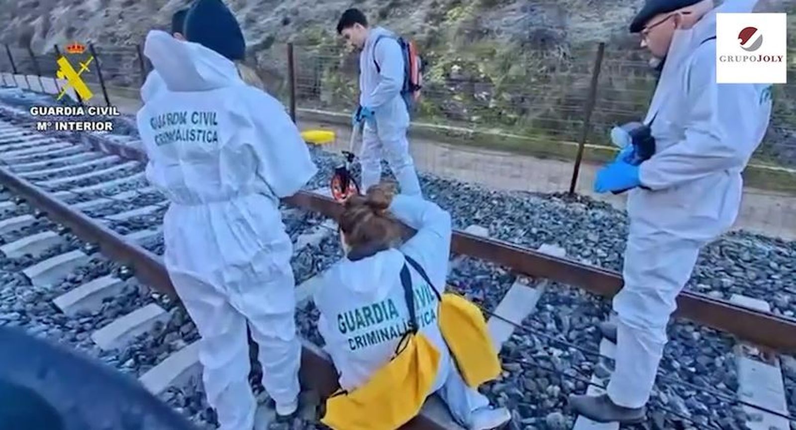 La Guardia Civil especializada sobre las vías en el lugar del accidente.