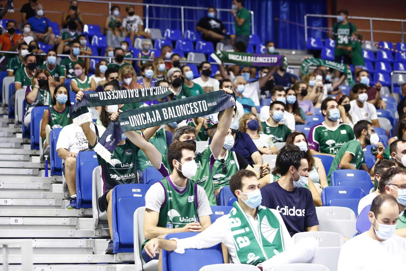La afición del Unicaja anima.