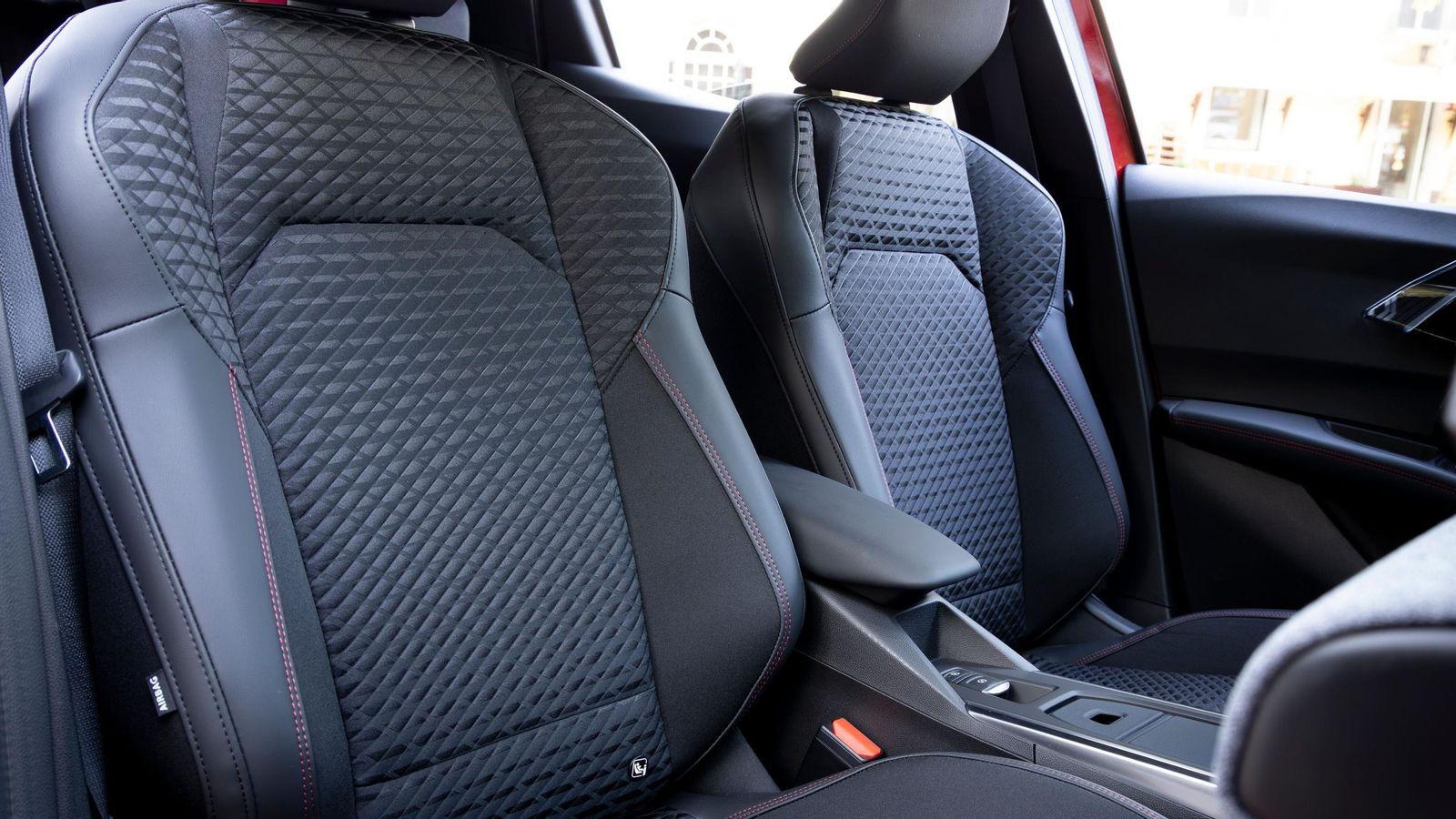 Los asientos son cómodos, mucho; pero el espacio a lo ancho exige que sus ocupantes vaya casi hombro con hombro si no son menudos.