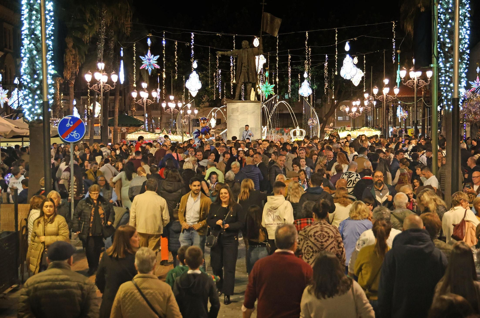 Imágenes de la nevada y alumbrado navideño en Huelva