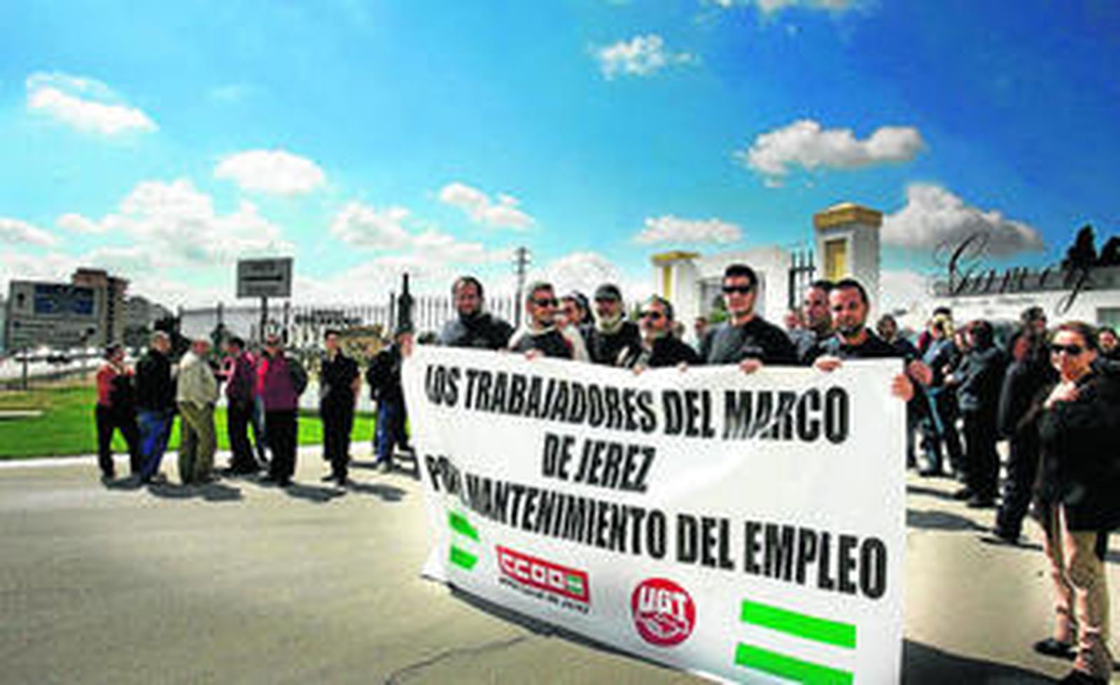 Trabajadores de Nueva Rumasa en una de las concentraciones a las puertas de Complejo Bellavista.