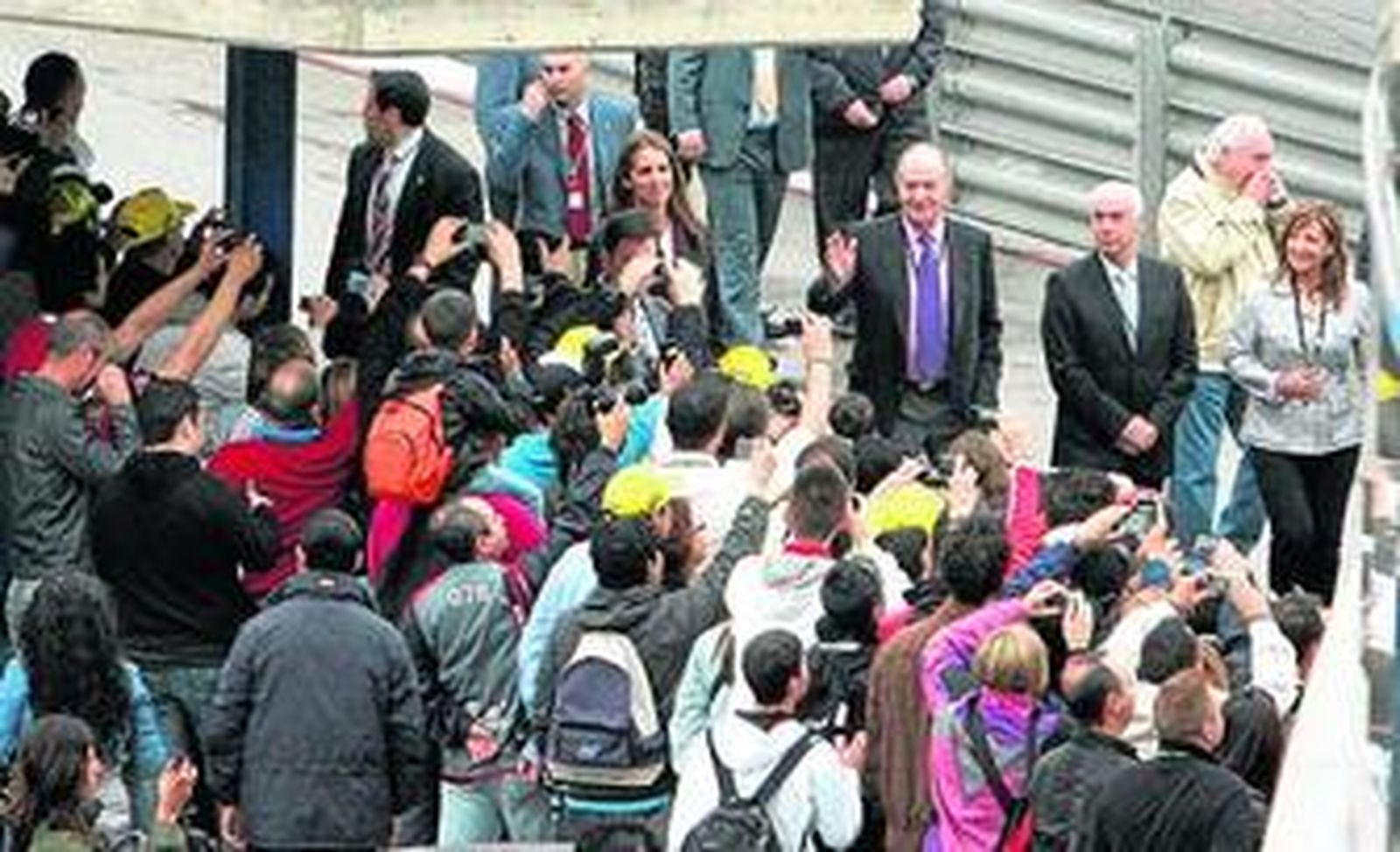 Don Juan Carlos saluda a la afición junto a la Infanta doña Elena tras aterrizar en el circuito. Junto a ellos, la alcaldesa de Jerez, Pilar Sánchez.