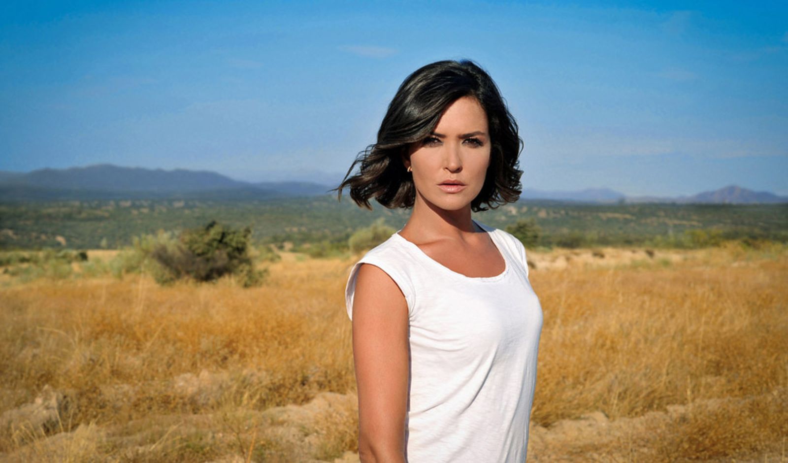 La reportera Alejandra Andrade, directora y conductora de 'Fuera de cobertura'