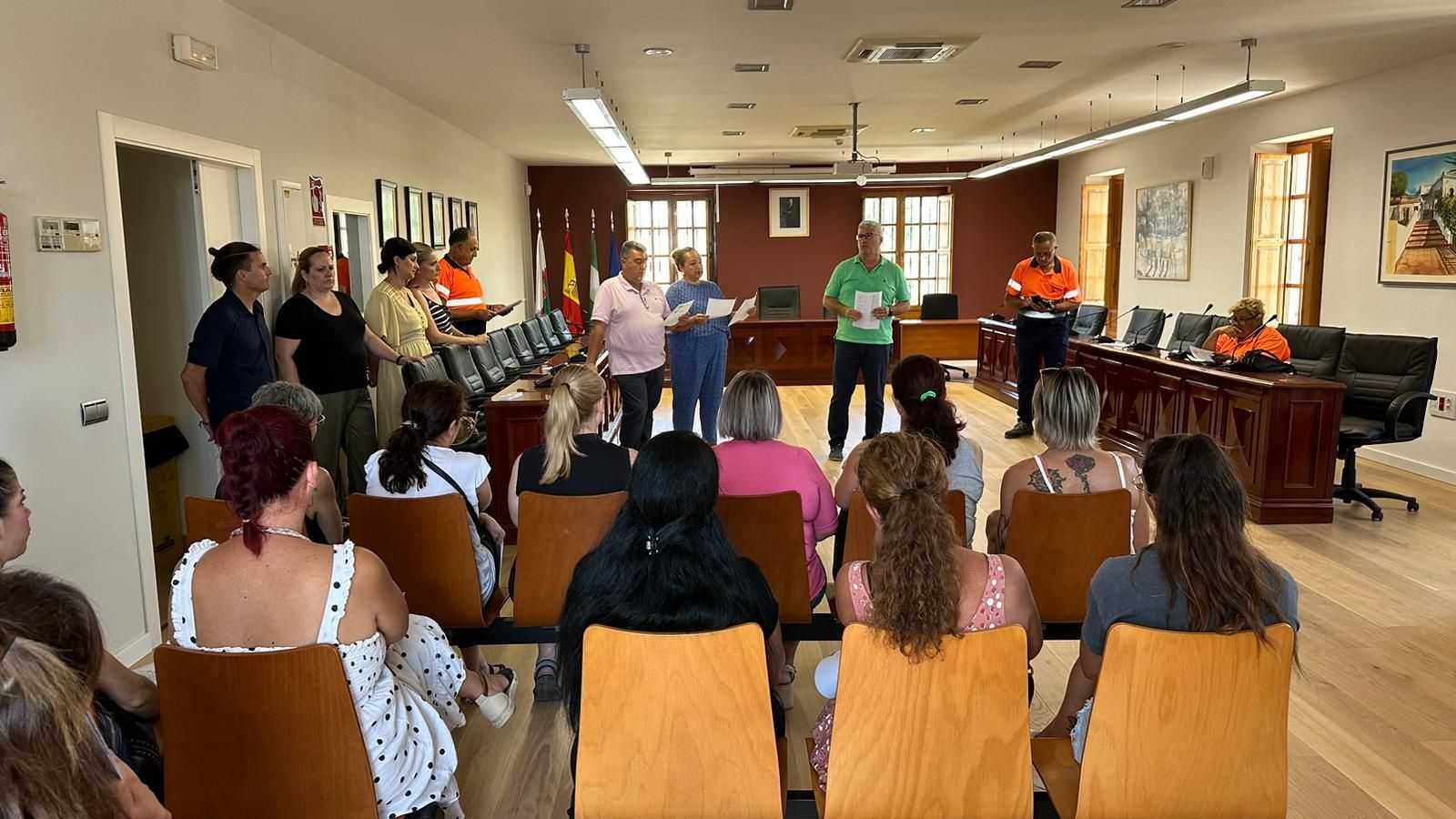 El alcalde junto a los nuevos beneficiarios del plan de empleo.