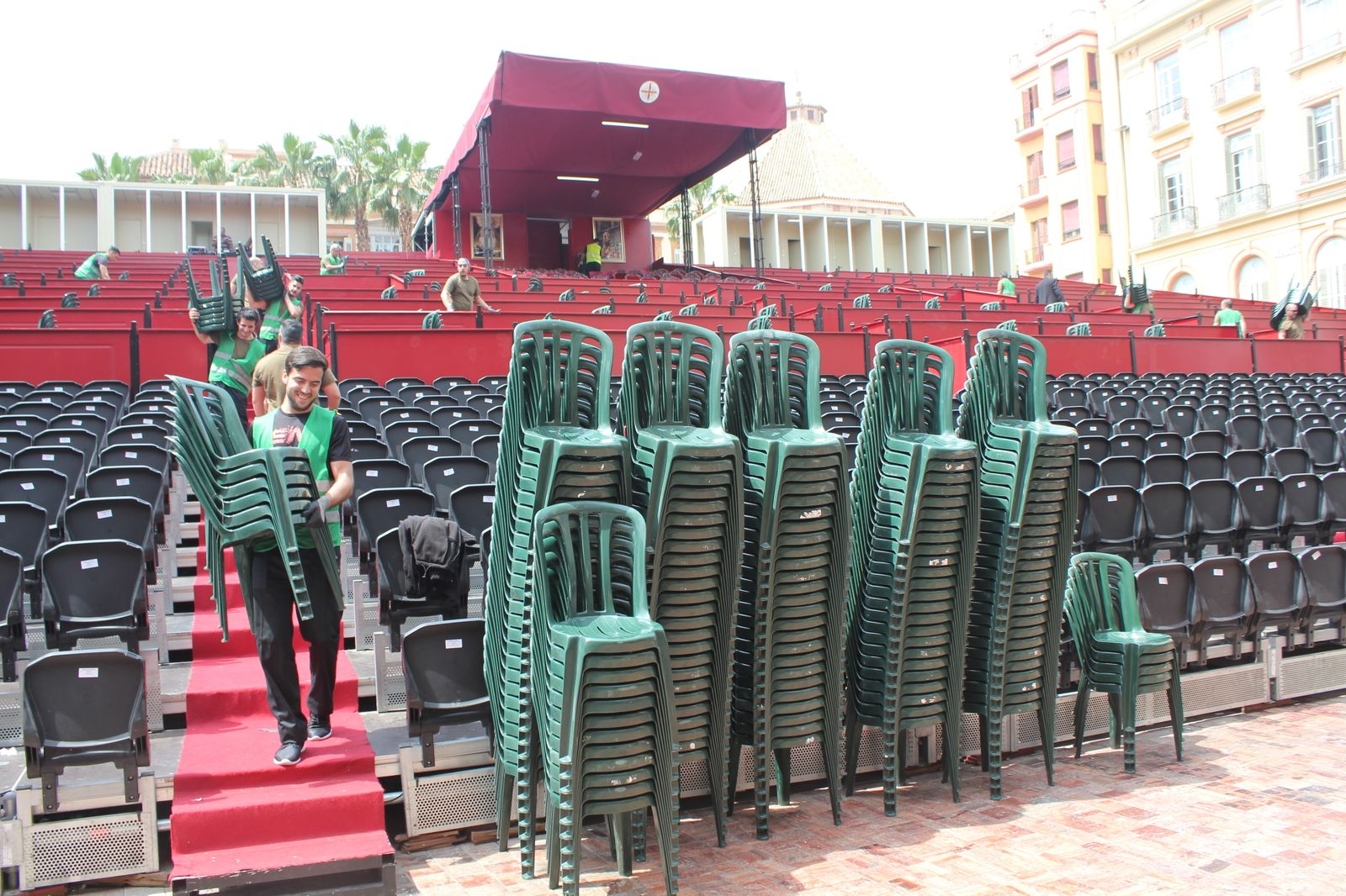 La tribuna oficial de la plaza de la Constitución.
