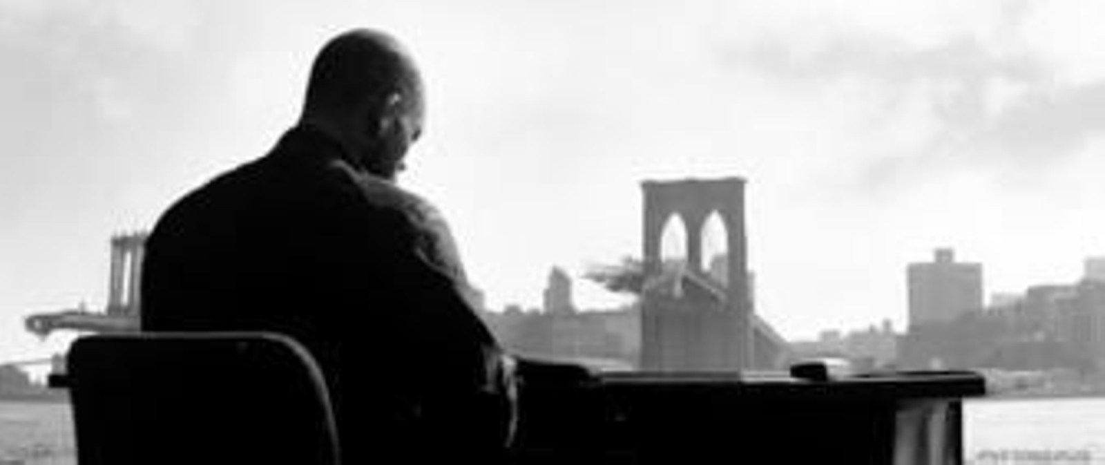 El científico Robert Neville (Will Smith) contempla las ruinas de una Nueva York devastada.