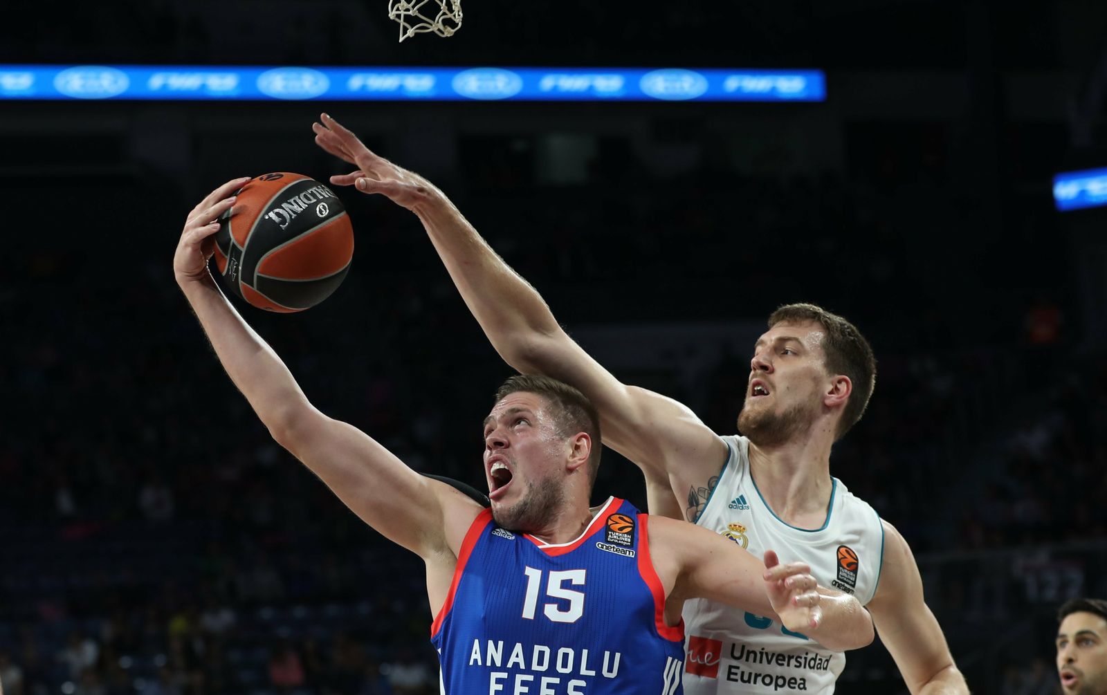 Ognjen Kuzmic tapona a Vladimir Stimac.