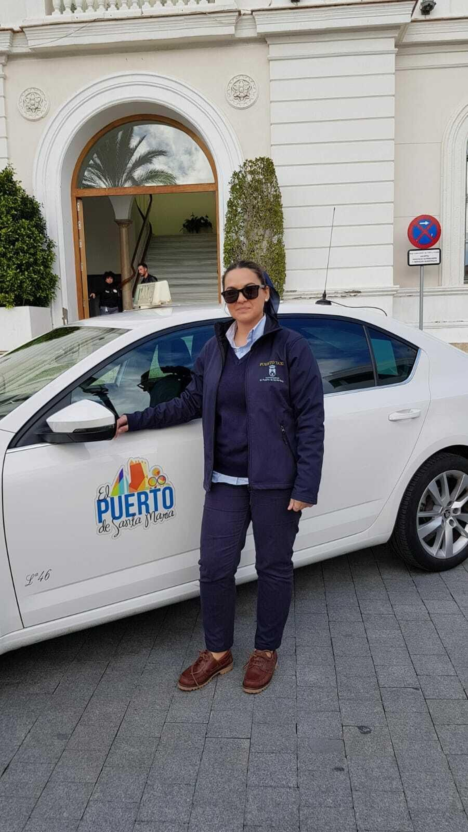 El nuevo uniforme será un pantalón, jersey y chubasquero azul marino combinado con una camisa celeste.