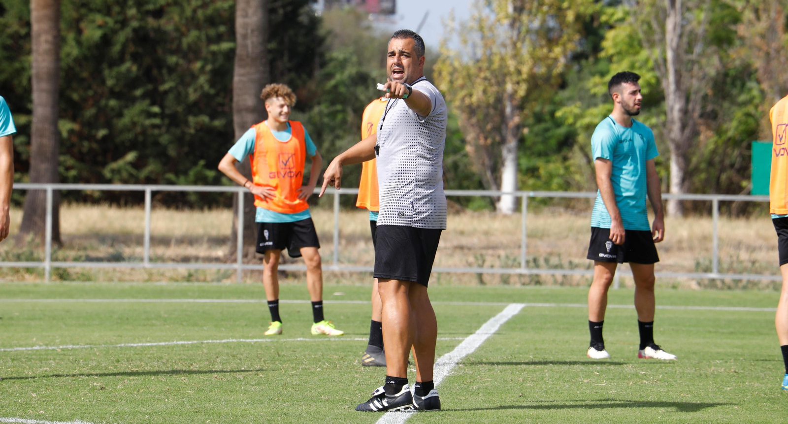 Germán Crespo ordena a sus jugadores en un ejercicio en la Ciudad Deportiva. Germán Crespo ordena a sus jugadores en un ejercicio en la Ciudad Deportiva.