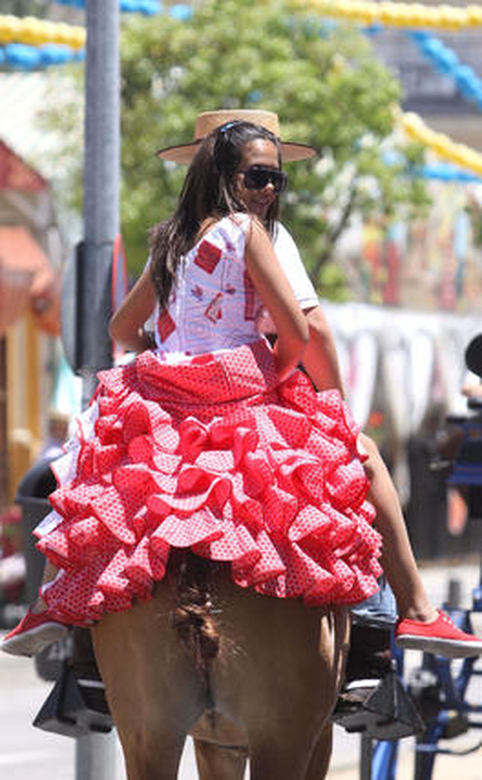 Los algecireños viven intensamente la jornada del sábado en la Feria. 

Foto: Vanessa Perez