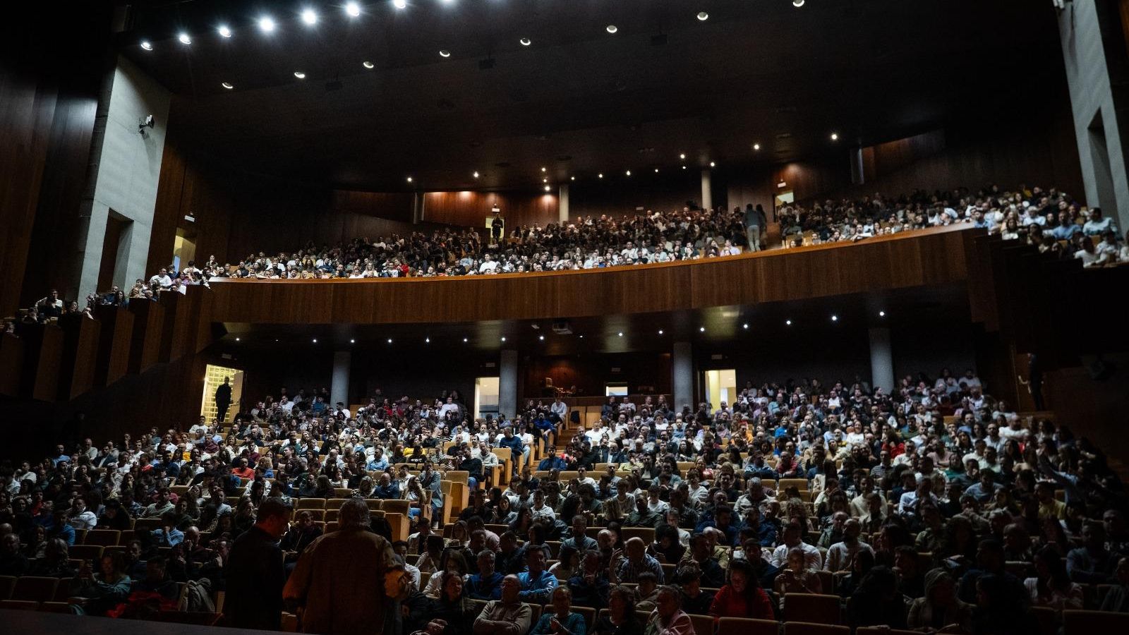 Lleno total en el Teatro Auditorio de Roquetas de Mar.