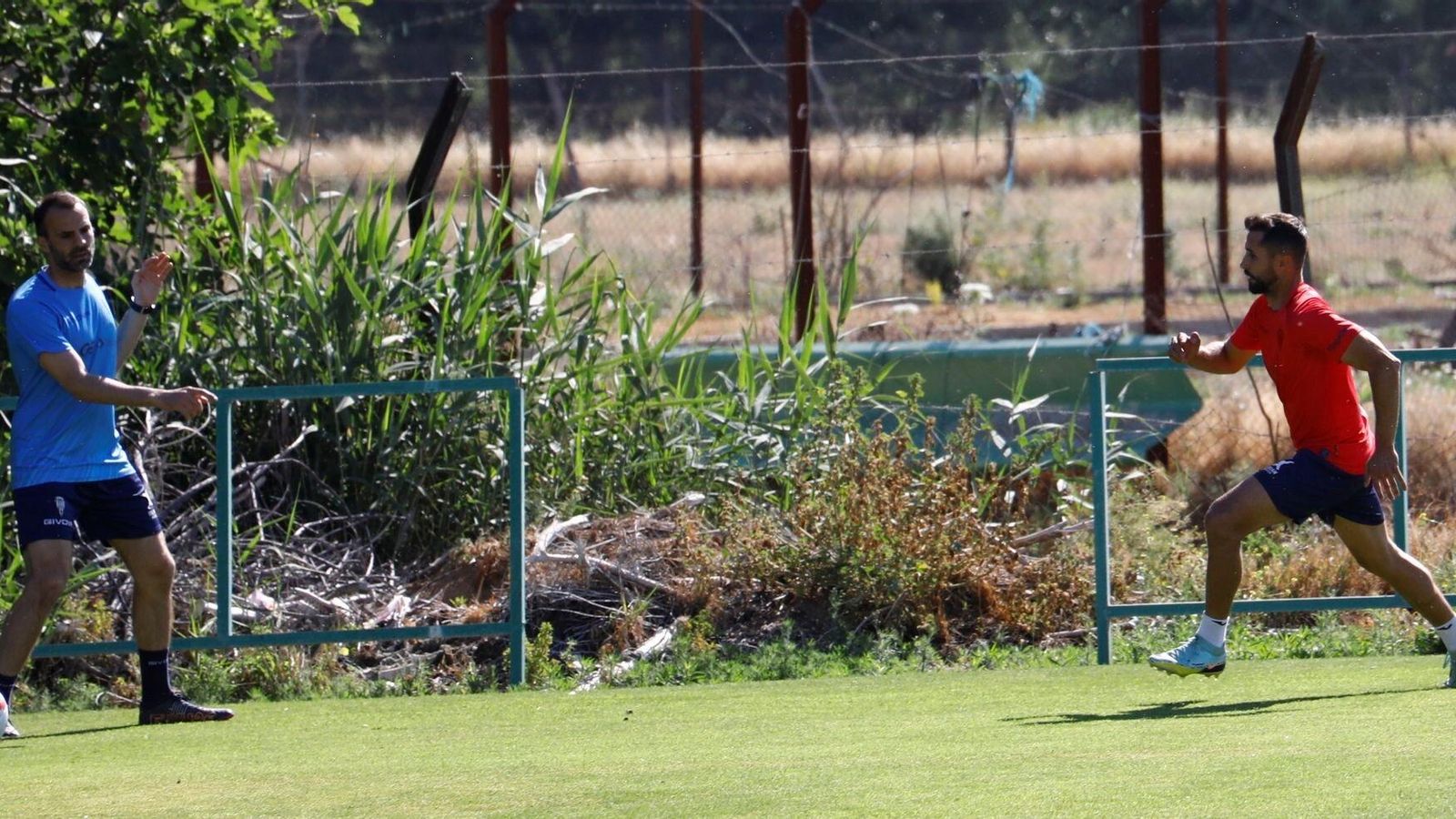 Canario trabaja junto a Miguel Ángel Moriana, al margen de sus compañeros, en el entrenamiento del Córdoba CF.